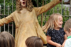 01-Living-statue-act-Nosy-theaterpopi-met-kids-actie