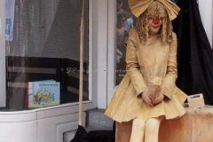 01-Living-statue-act-Nosy-verlegen