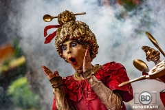 MissBaksel-Living-statue-act-Theaterpopi-schrikt-in-rook